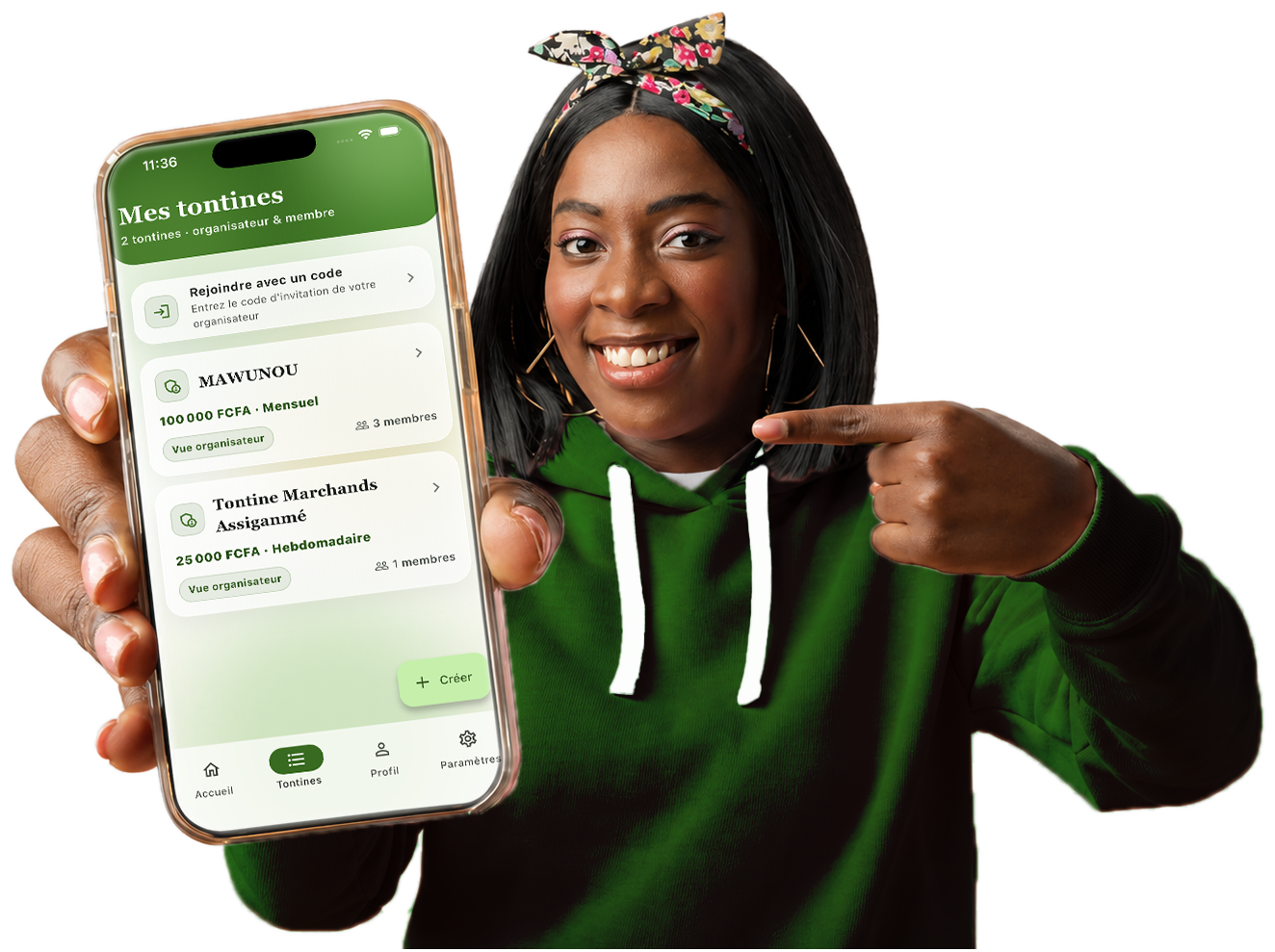 Une utilisatrice souriante montre l'écran « Mes tontines » de l'application RotaShare sur son téléphone